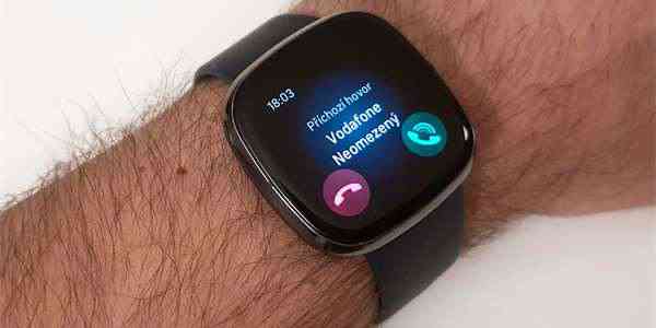 Fitbit aktualizuje chytré hodinky Sense a Versa 3. Naučí je telefonovat
