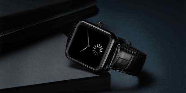 „Hloupé Apple Watch“ za 700 tisíc. Parodují chytré hodinky a mají nejčernější ciferník na světě
