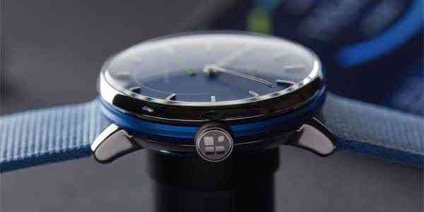 První samonabíjecí chytré hodinky na světě mají cenu za design a silnou českou stopu