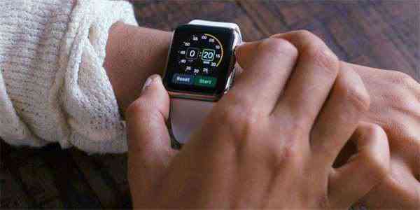 Trh s chytrými hodinkami má jasné lídry. Výrobci mobilů mají navrch před fitness značkami
