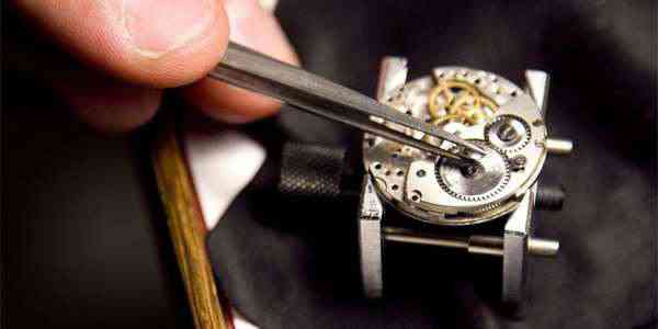 Chytré hodinky trápí Švýcary. Export klasických hodinek je nejnižší od roku 1984